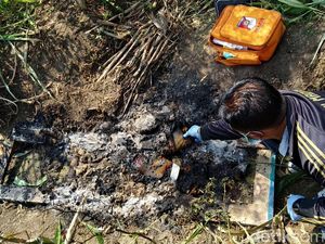 Ditemukan Sisa Kaus Bertulis Polisi Tertindih Mayat Terbakar di Mojokerto