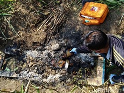 Ditemukan Sisa Kaus Bertulis Polisi Tertindih Mayat Terbakar di Mojokerto