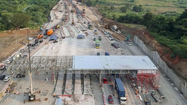 proyek pembangunan gerbang tol pengganti gerbang tol Cikarang Utama di kawasan ruas jalan tol Cipularang KM 67 dan tol Cipali KM 70, Purwakarta, Jawa Barat, Sabtu (11/5).