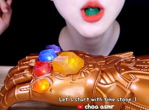 Kriuk-kriuk! YouTuber Ini Makan Infinity Stone dari Sarung Tangan Thanos
