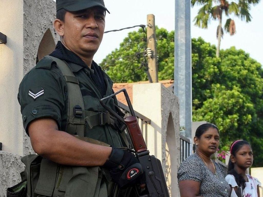 Massa yang Marah Serang Toko, Polisi Sri Lanka Terapkan Jam Malam Massa yang Marah Serang Toko, Polisi Sri Lanka Terapkan Jam Malam