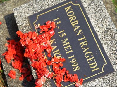 Suasana Haru Selimuti Tabur Bunga Peringatan Tragedi Mei 98