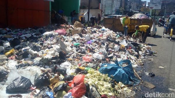 Duh, Joroknya! Sampah Numpuk di Pinggir Jalanan Garut