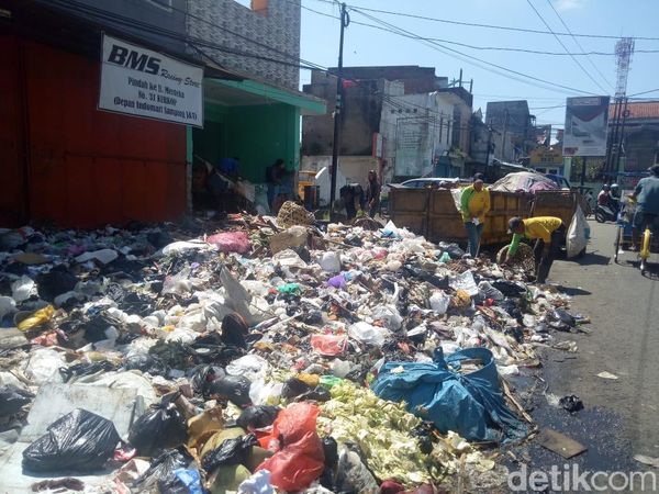 Duh, Joroknya! Sampah Numpuk di Pinggir Jalanan Garut
