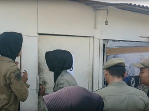 Aneh! Dirazia Satpol PP, Warung di Cilegon Digembok tapi Ada Orang