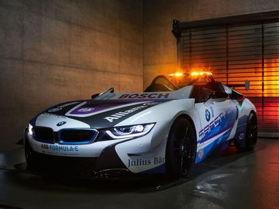 BMW i8 Tanpa Atap Jadi Safety Car Balapan Mobil Listrik