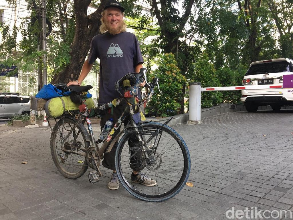 Pria Denmark Naik Sepeda Finlandia-Jakarta demi Kesehatan Jiwa Pria Denmark Naik Sepeda Finlandia-Jakarta demi Kesehatan Jiwa