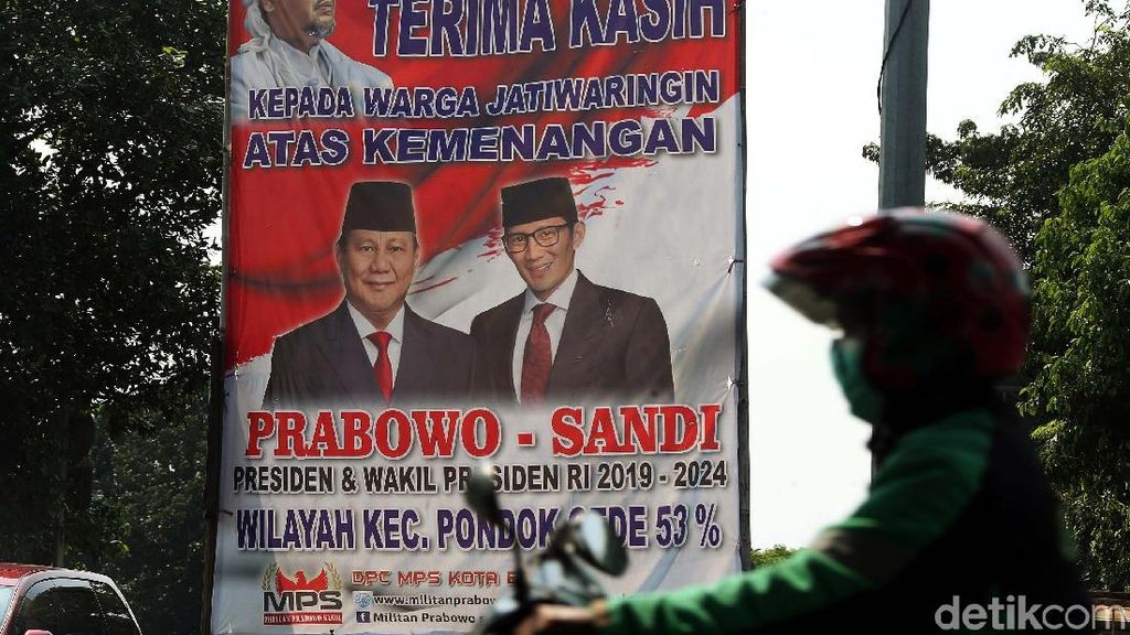 Ada Foto Habib Rizieq Dalam Spanduk Kemenangan Prabowo-Sandi Ada Foto Habib Rizieq Dalam Spanduk Kemenangan Prabowo-Sandi