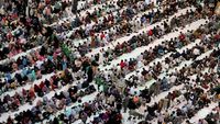 Warga Mesir Tumpah Ruah Bukber di Masjid Al Azhar
