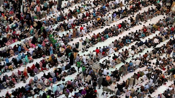 Warga Mesir Tumpah Ruah Bukber di Masjid Al Azhar