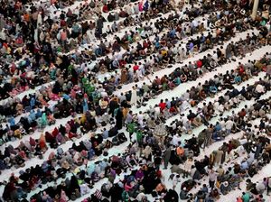 Warga Mesir Tumpah Ruah Bukber di Masjid Al Azhar