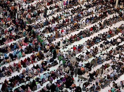 Warga Mesir Tumpah Ruah Bukber di Masjid Al Azhar