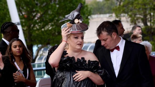 Antimainstream, Artis Ini Rela Pakai Gaun Sampah ke Red Carpet Demi Amal