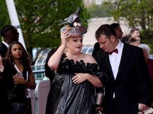 Antimainstream, Artis Ini Rela Pakai Gaun Sampah ke Red Carpet Demi Amal