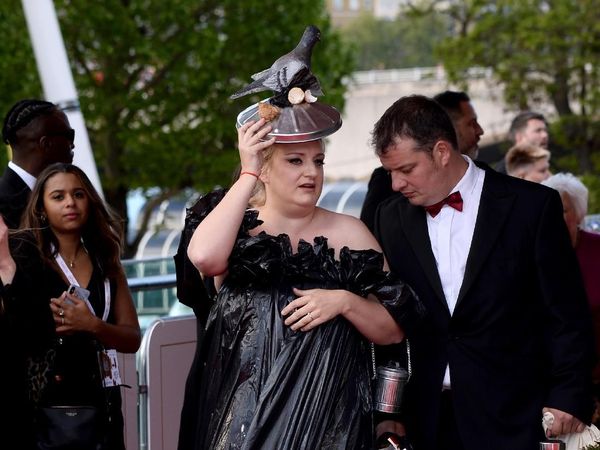 Antimainstream, Artis Ini Rela Pakai Gaun Sampah ke Red Carpet Demi Amal