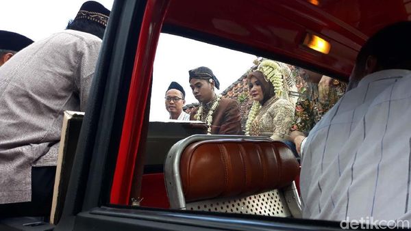 Unik Banget! Pasangan Ini Menikah di Mobil Bak Terbuka