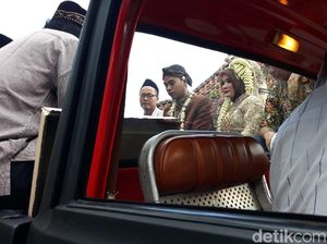 Unik Banget! Pasangan Ini Menikah di Mobil Bak Terbuka