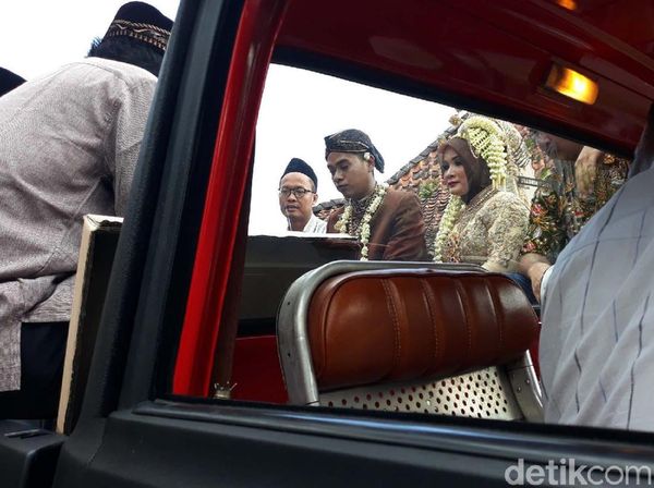Unik Banget! Pasangan Ini Menikah di Mobil Bak Terbuka