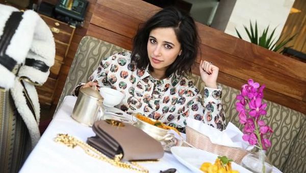 Cantiknya Naomi Scott, Pemeran Putri Jasmine di Aladdin Saat Ngopi
