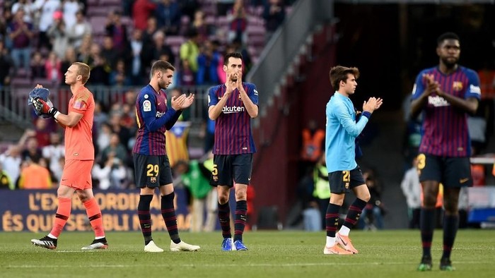 Barcelonas players applaud after the Spanish League football match between Barcelona and Getafe at the Camp Nou Stadium in Barcelona on May 12, 2019. (Photo by Josep LAGO / AFP)