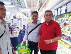 Saat SBY Belanja Bahan Kebutuhan di Sela Menemani Bu Ani di Singapura