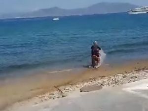 Aksi Motor Trail Terabas Laut