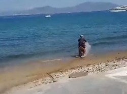 Aksi Motor Trail Terabas Laut