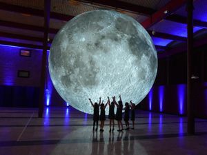 Patung Bulan Raksasa Bakal Menggantung di ArtScience Museum Patung Bulan Raksasa Bakal Menggantung di ArtScience Museum
