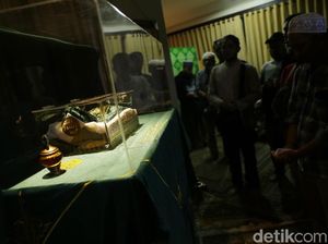 Peziarah Tidak Bisa Lihat Langsung Rambut Nabi yang Disimpan Opick Peziarah Tidak Bisa Lihat Langsung Rambut Nabi yang Disimpan Opick