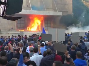 Gedung Pemerintah Albania Dilempari Bom Molotov oleh Demonstran