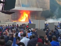 Gedung Pemerintah Albania Dilempari Bom Molotov oleh Demonstran