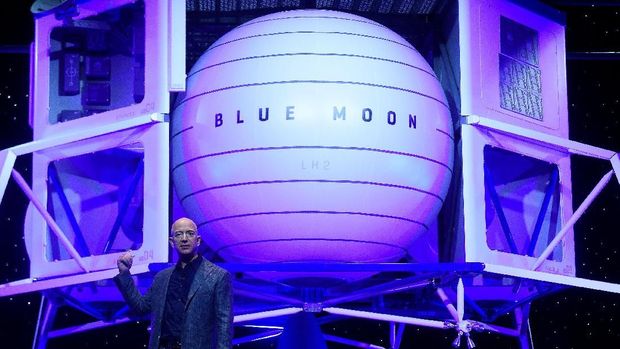 Founder, Chairman, CEO and President of Amazon Jeff Bezos poses with children from 'Club for the Future' after his space company Blue Origin's space exploration lunar lander rocket called Blue Moon was unveiled at an event in Washington, U.S., May 9, 2019. REUTERS/Clodagh Kilcoyne