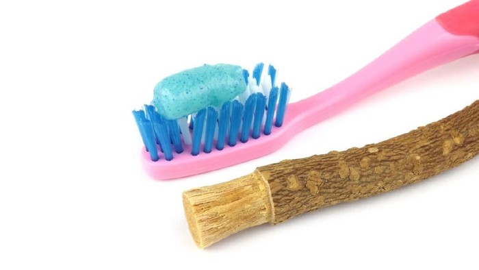 Kandungan siwak melebihi kandungan pasta gigi. Foto: iStock