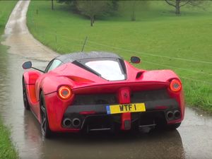 Ferrari Digeber di Jalanan Becek dan Ngedrift di Rumput