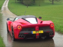 Ferrari Digeber di Jalanan Becek dan Ngedrift di Rumput