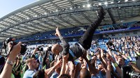 Para pemain City melempar-lempar Pep Guardiola ke udara. (Foto: Toby Melville/Reuters)