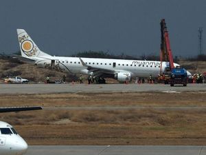 Video Detik-detik Pesawat Myanmar Mendarat Tanpa Roda Depan