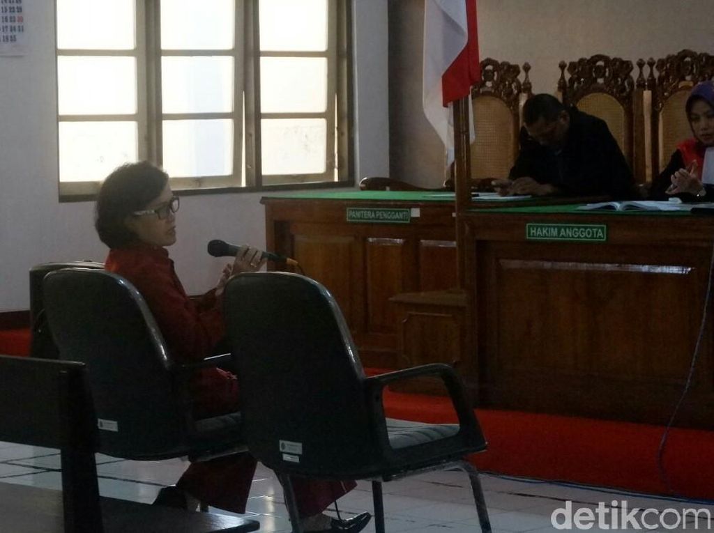Hadir sebagai Saksi Sidang Mafia Bola, Papat Akui Ditransfer Rp 10 Juta Hadir sebagai Saksi Sidang Mafia Bola, Papat Akui Ditransfer Rp 10 Juta