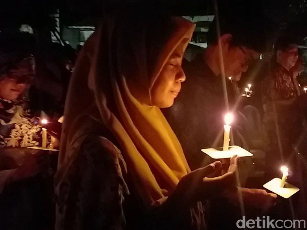 Jemaat Lintas Agama Larut dalam Peringatan Tragedi Bom di Surabaya Jemaat Lintas Agama Larut dalam Peringatan Tragedi Bom di Surabaya