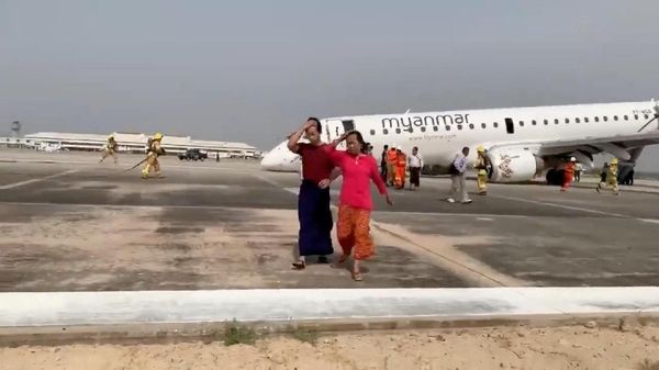 Detik-detik Pesawat Myanmar Mendarat Darurat Tanpa Roda Depan