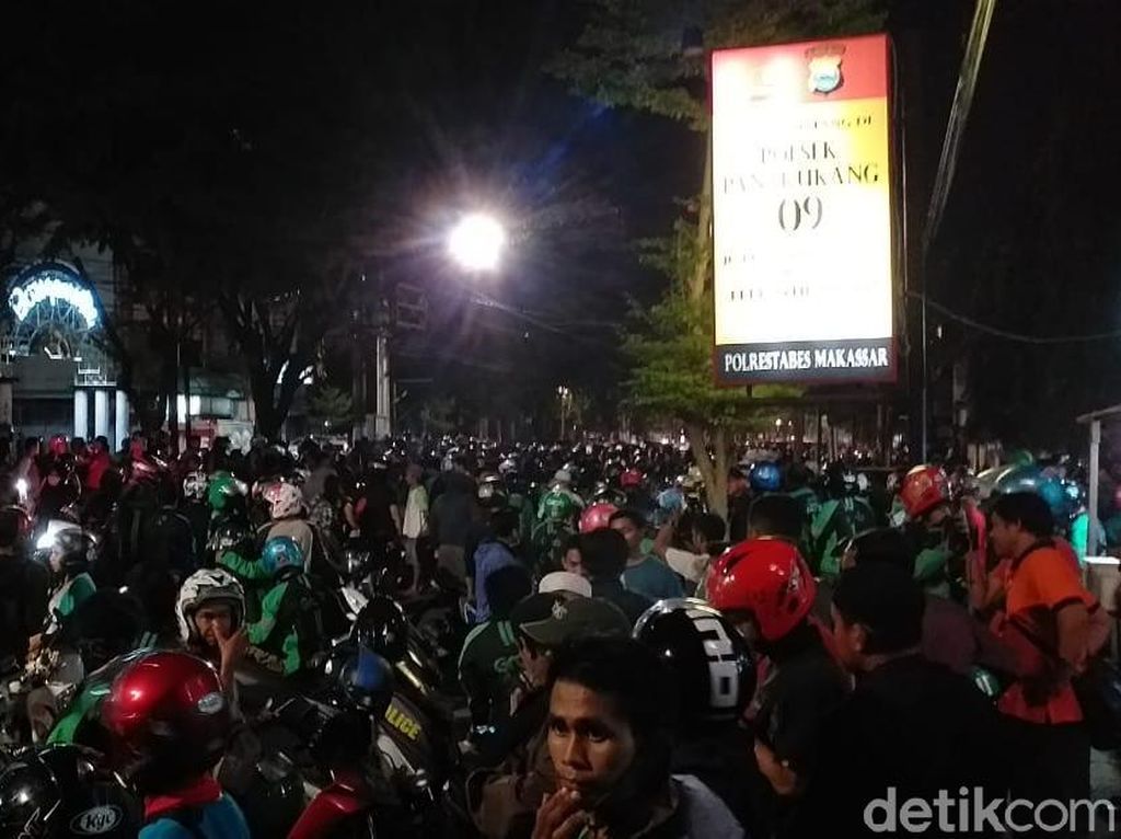 Massa Ojol Geruduk Polsek Panakkukang Makassar, Lalin Macet