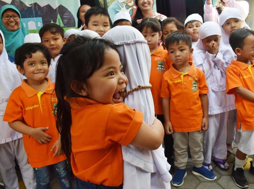 Potret Toleransi Antar Umat Beragama di Bulan Ramadhan Bikin Adem Potret Toleransi Antar Umat Beragama di Bulan Ramadhan Bikin Adem