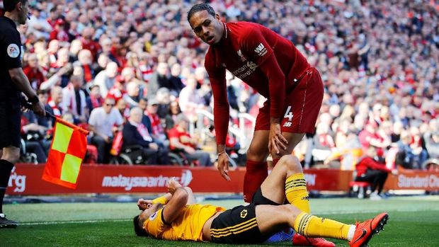 Virgil van Dijk siap mengadang Harry Kane.