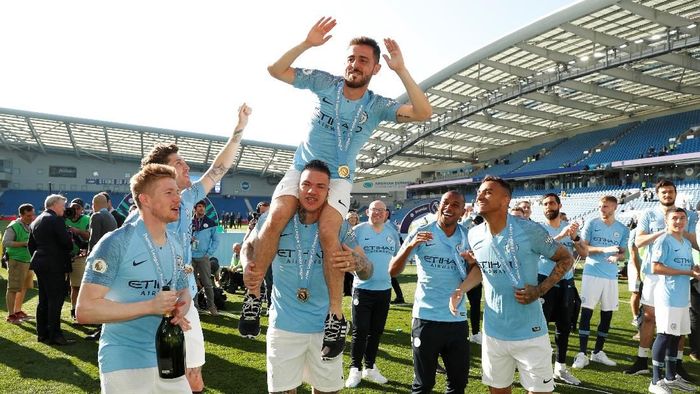 Pemain Manchester City saat merayakan kesuksesan menjuarai Liga Inggris. (Foto: John Sibley/Reuters) Pemain Manchester City saat merayakan kesuksesan menjuarai Liga Inggris. (Foto: John Sibley/Reuters)