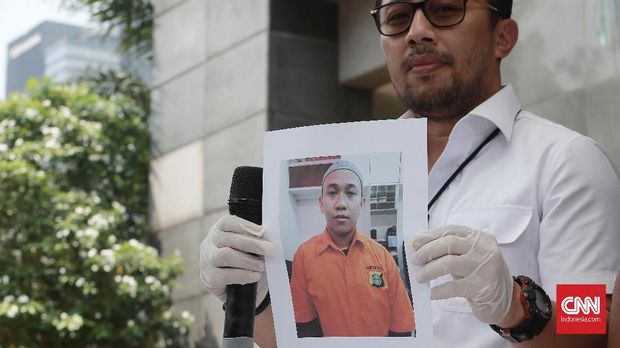 Wakil Direktur Reskrimum Polda Metro Jaya AKBP Ade Ary Sam menunjukkan foto HS, demonstran yang mengaku siap memenggal Jokowi.