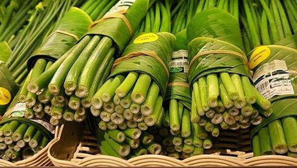 Supermarket Ini Ganti Bungkus Plastik Pakai Daun