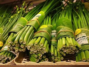 Supermarket Ini Ganti Bungkus Plastik Pakai Daun