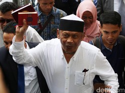 Keluarga Bawa Opor Ayam untuk Eggi Sudjana di Rutan Polda