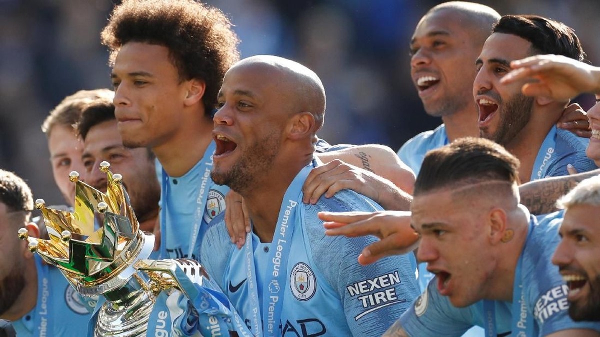 Vincent Kompany mengangkat gelar Liga Inggri bersama Mancester City (John Sibley)