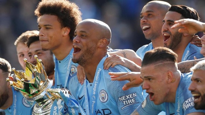 Soccer Football - Premier League - Brighton & Hove Albion v Manchester City - The American Express Community Stadium, Brighton, Britain - May 12, 2019  Manchester City's Vincent Kompany lifts the trophy as they celebrate winning the Premier League         Action Images via Reuters/John Sibley  EDITORIAL USE ONLY. No use with unauthorized audio, video, data, fixture lists, club/league logos or 